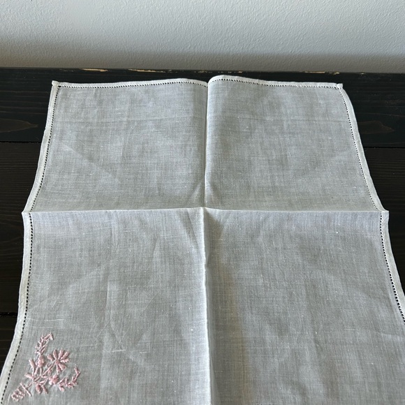 Vintage hand embroidered hankies - Picture 4 of 9